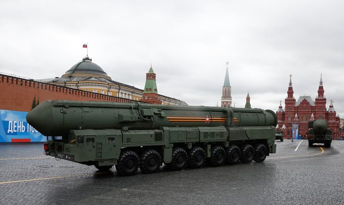 Страховитият ракетен комплекс “Ярс” е сред най-впечатляващите модернизирани оръжия, които бяха показани в Москва.
