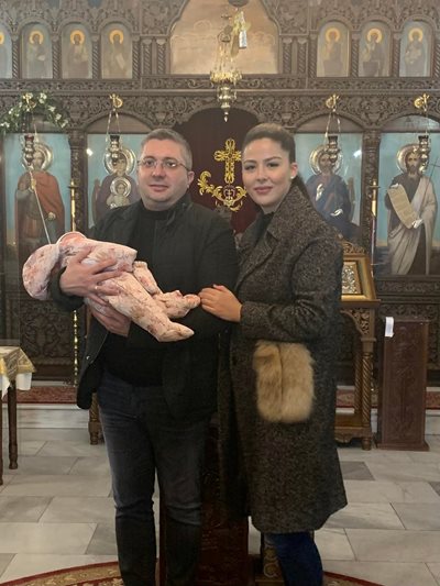 Николай Нанков и съпругата му Елена с дъщеричката си в светата обител
