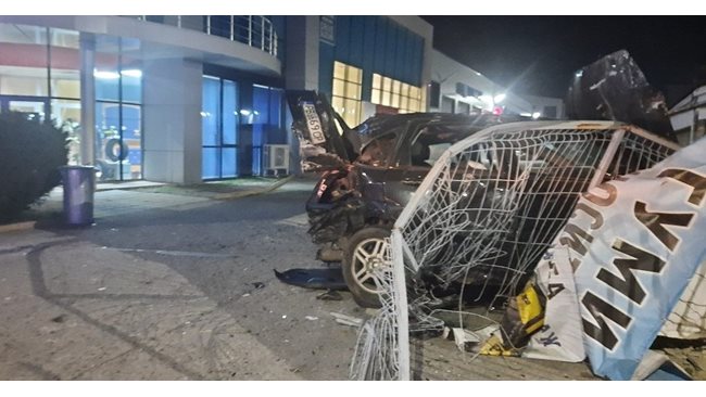 A car crashed into a showroom near the prison in Plovdiv, the driver escaped