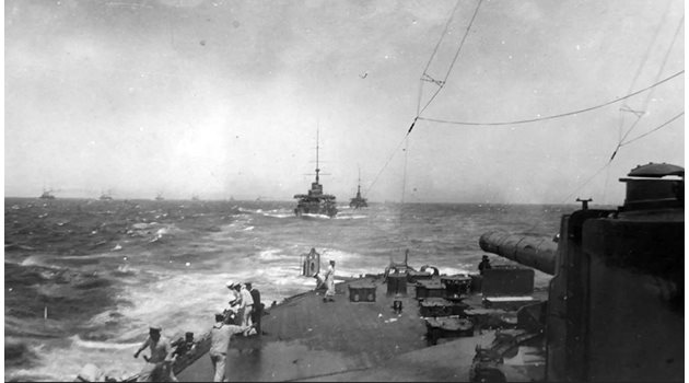 Японският флот пресича пътя на руския при Цушима.