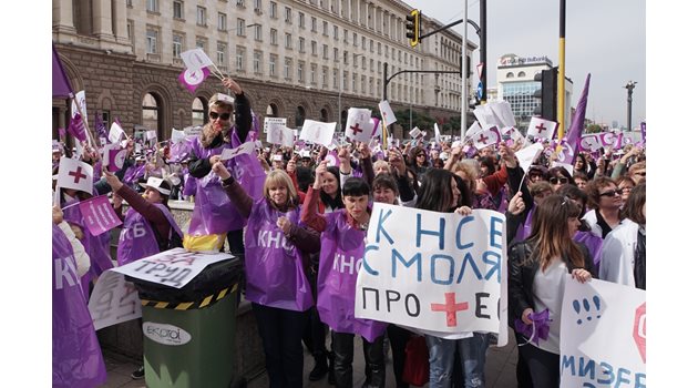 Стотици медицински сестри и други специалисти по здравни грижи протестираха вчера с искане за достойно заплащане. СНИМКИ: ДЕСИСЛАВА КУЛЕЛИЕВА
