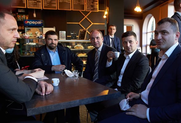 Володимир Зеленски на кафене по време на карантината. Снимка: Фейсбук/ Офіс Президента України