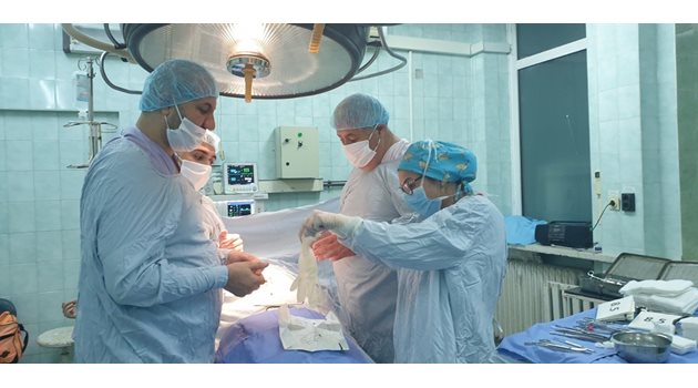 Д-р Георгиев (вдясно) и асистентите му се подготвят за операцията. СНИМКИ: АРХИВ НА ХИРУРГА