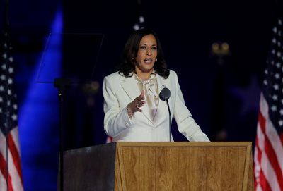 Kamala Harris congratulates her fans after the victory.  PHOTO: Reuters