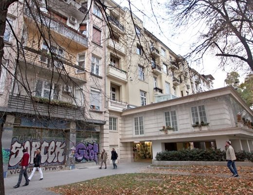 Апартаментът над градинката на "Кристал" в София.