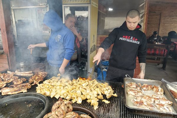 Деликатесът е печени свински уши на скара.