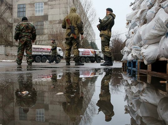Сепаратисти патрулират в Макейевка в Донецка област.