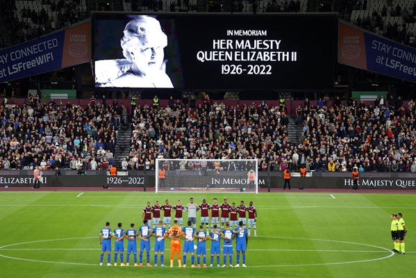 Преди началото на мача от Лигата на конференциите между английския "Уест Хем" и румънския ФКСБ в четвъртък вечерта на "Лондон стейдиъм" бе почетена паметта на кралицата.