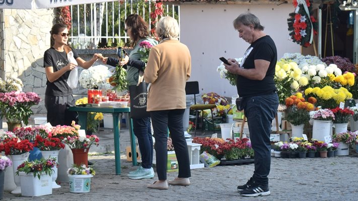 Пловдивчани се редиха на опашка, за да купят цветя, които да поставят на гробовете на близките си.