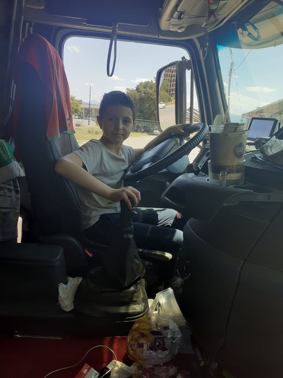 Марин се прави, че кара камиона на баща си.