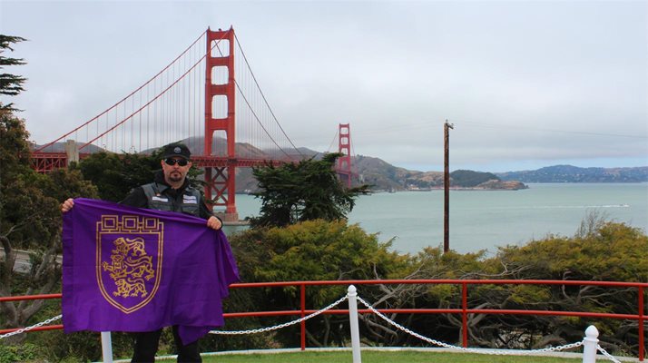 СНИМКИ: ЛИЧЕН АРХИВ
Петър Стефанов завърза в средата на моста Голдън Гейт в Сан Франциско лилавото знаме с герба на Велико Търново и го остави да се вее там.