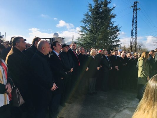 Председателят на ПГ на ДПС Делян Пеевски се поклони пред паметника-чешма на най-малката жертва на т. нар. възродителен процес 17-месечната Тюркян в кирковското село Могиляне
Снимка; Авторът