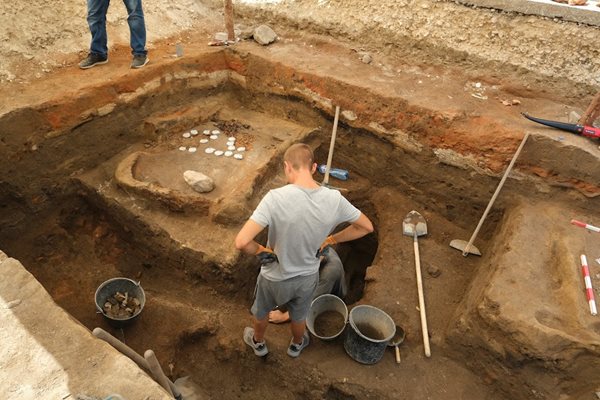 Работна ситуация от разкопките - извършва се археомагнитно датиране с вземане на проби от огнище в могилата. Снимки: Археологически музей-Пловдив.