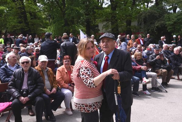 Мъж и жена танцуват на песните на Орлин Горанов в Борисовата градина. Концертът бе организиран от БСП за 1 май.