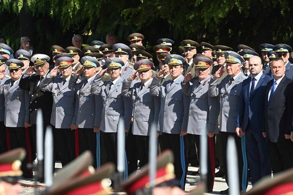 Церемонията се състоя на пл. “Свети Александър Невски” в София по повод Деня на храбростта и празника на Българската армия