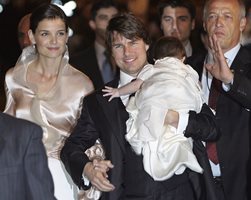 Том Круз заедно с бившата си жена Кейти Холмс и дъщеря им, докато още бяха семейство.

СНИМКИ: РОЙТЕРС
