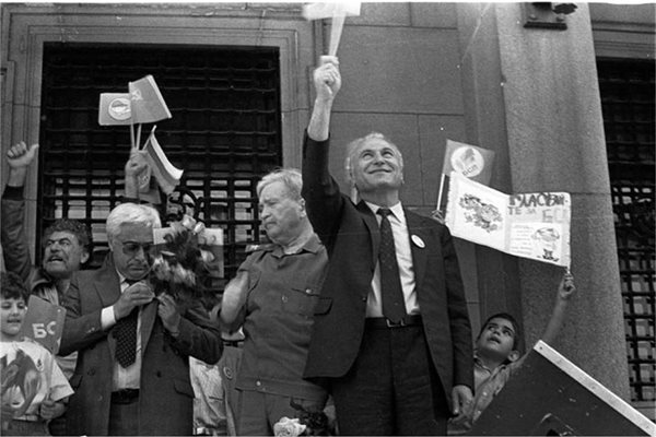 Андрей Луканов, Добри Джуров и Александър Лилов на 13 декември 1989 г. се подготвят за хилядния митинг на БКП. На другия ден опозицията излиза на митинг срещу чл. 1 от конституцията. 
