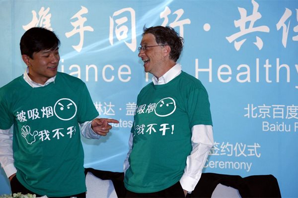 Робин Ли (вляво) и основателят на “Майкрософт” Бил Гейтс са си сложили тениски “Не на пасивното пушене” по време на конференция в Пекин.