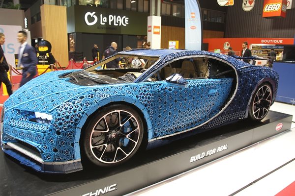 Производителят на детски играчки Lego показа копие на Bugatti Chiron в реални размери, който може и да се кара със скорост до 20 км/ч.