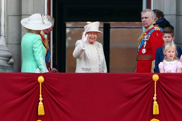 Кралица Елизабет помаха с ръка и се усмихна, когато се появи на балкона, а тълпата я аплодира.