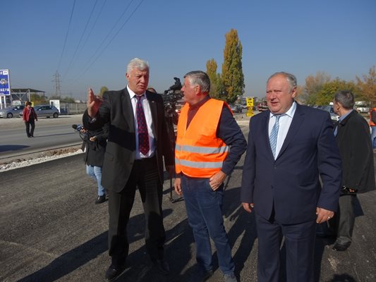 Областният управител /вляво/, Паун Иванов и Петър Петров на новото трасе.