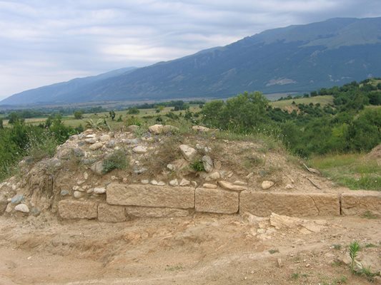 Сектор от крепосния зид от VI в. пр. Хр. до село Васил Левски