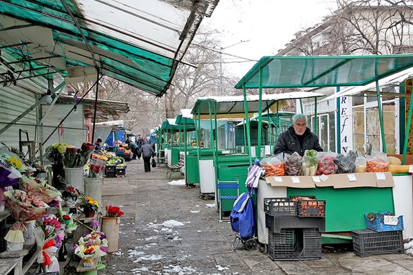 Малцината останали търговци се зарадваха, че зоната ще се ремонтира.