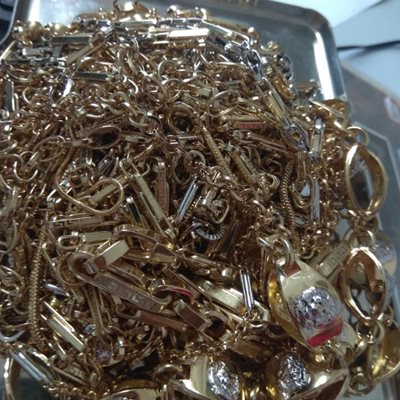 Митническите служители от Главна дирекция "Митническо разузнаване и разследване" откриха 1.851 кг контрабандни златни накити на стойност 142 000 лева СНИМКИ: Агенция "Митници"