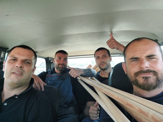Част от доброволческата група на Несебър по време на пожара от 8 август - на преден план са ръководителят на отряда Даниел Горанов /вляво/ и Емил Петров, отличен в кампанията на "24 часа" "Достойните българи".