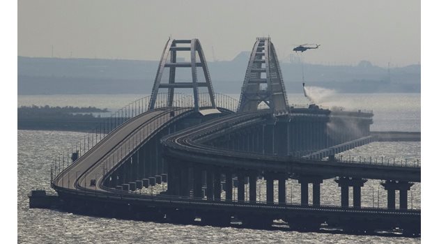 Всеки камион, който влиза на Кримския мост, се проверява за експлозиви. СНИМКА: РОЙТЕРС