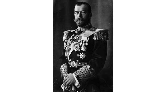 Цар Николай II започва Руско-японската война и именно там младият лекар открива гнойно-септичната хирургия, за да спаси живота на ранените.