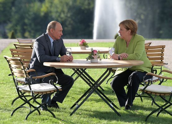 Меркел и Путин разговаряха на 4 очи в градината на замъка Мезеберг.