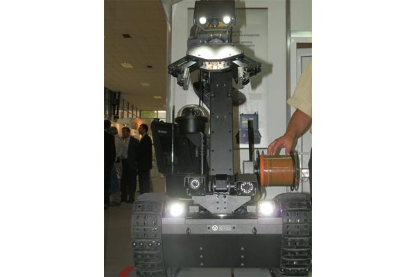Това е роботът, последната надежда на спасителите да открият следи от тримата изчезнали работници. Снимката е направена на току-що завършилото отбранително изложение "Хемус 2012" в Пловдив.

СНИМКА: ДИМИТЪР СТАВРЕВ, сп. "КРИЛЕ"