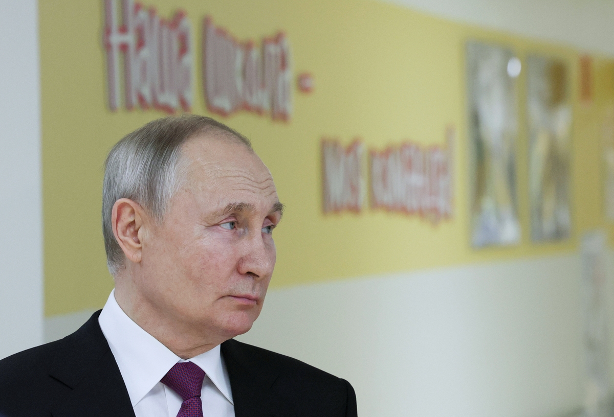 Излъчиха фалшиво обръщение на Путин по руски радиостанции