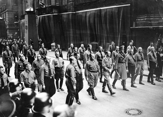 Хитлер манифестира заедно с поддръжници (вляво от него са Гьоринг и Химлер) по улиците на Мюнхен по случай годишнина от Бирения пуч през ноември 1923 г. СНИМКИ: РОЙТЕРС
