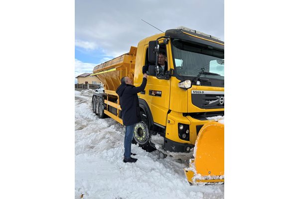 Кметът Методи Байкушев провери как върви почистването на пътищата и падналите дървета.