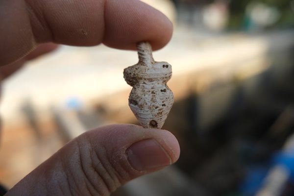 Находка на женска фигура от мида, произхождаща вероятно от района на Дуранкулак.