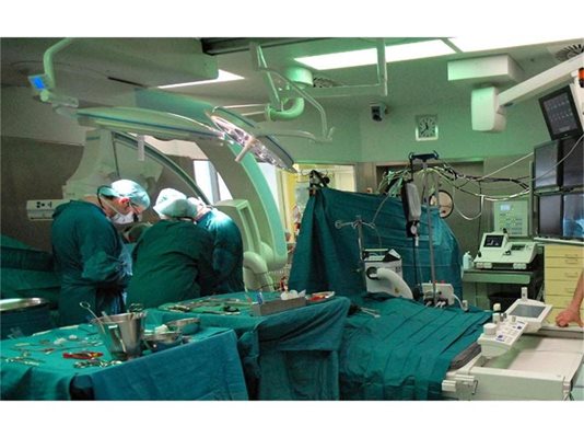 По около 100 души годишно се нуждаят от имплантиране на кардиовертер дефибрилатор, което се прави под пълна упойка в операционна.