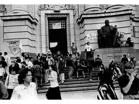 12 юни 1990 г. Ефективна окупационна стачка в Софийския университет заради съмнения за манипулации на изборните резултати от 10 юни 1990 г.