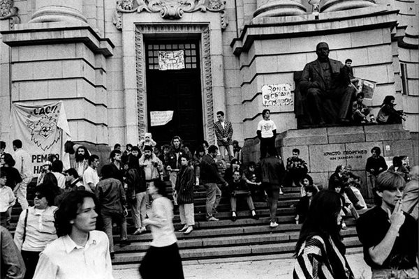 12 юни 1990 г. Ефективна окупационна стачка в Софийския университет заради съмнения за манипулации на изборните резултати от 10 юни 1990 г.