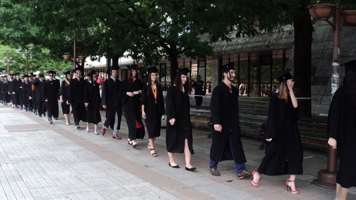 194 бакалаври получиха дипломите си от АУБГ.