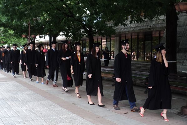 194 бакалаври получиха дипломите си от АУБГ.