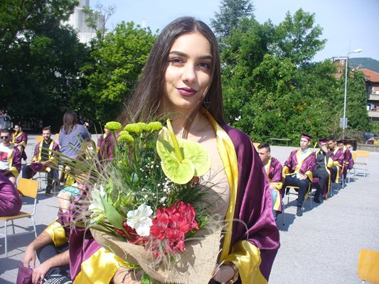 Ванина Вълкова завърши с отличие природо-математическата гимназия в Сливен. 