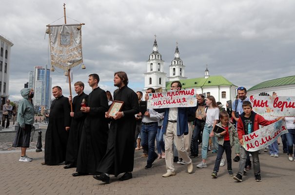 Попове водят религиозно шествие срещу насилието в Минск.