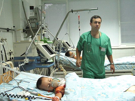 2-годишният Росен е първото дете, пациент на проф. Чирков в Пловдив. Това слага началото на детската кардиохирургия в града.
СНИМКА: СЛАВИ КАЛИНОВ