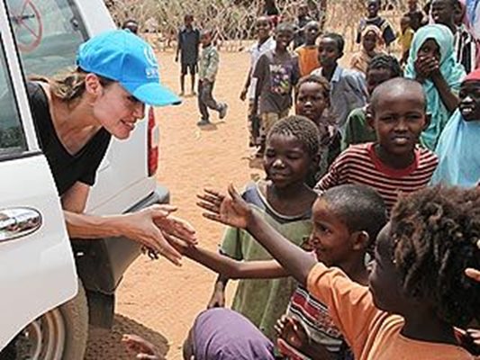 Анджелина от години помага на децата в Африка