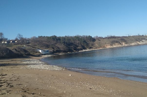 Плажът в Черноморец става все по-малък.