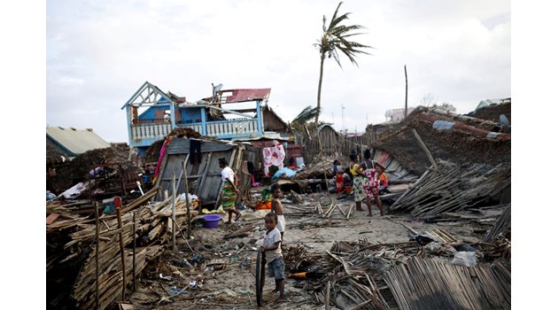 Нова трагедия сполетя Мадагаскар: островната държава, в която цари страшен глад, бе връхлетяна от циклона Батсирай