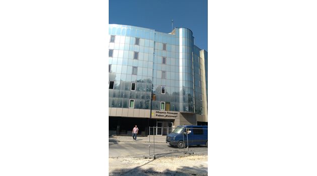 Над 2 млн. лева глътна ремонтът на бившия хотел на Ванко 1. На партера, първия и втория етаж е район "Източен", а на горните етажи - Центърът за управление на трафика.