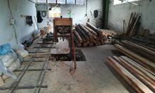 Разкриха незаконна дървесина и нелегален цех за преработка в шивашка фирма във Велинградско